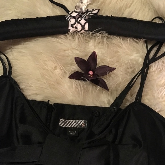 Volcom dress with hanger L Never been worn - Picture 3 of 4